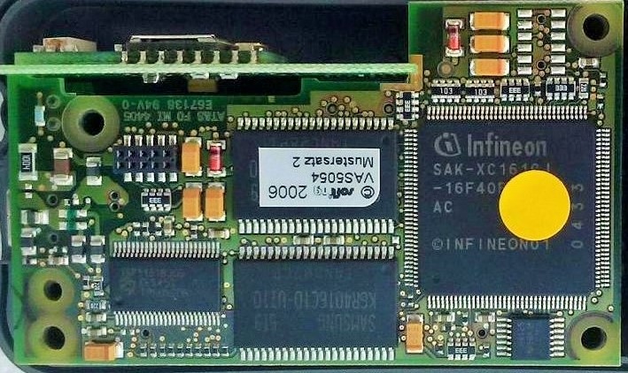 Микроконтроллер SAK-XC161CJ-16F40F (вид ближе)